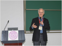 1、David Jonathan Gross， 2004年诺贝尔物理学奖得主，加州大学圣巴巴拉分校教授.png